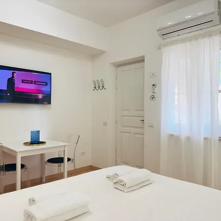 Apartment Elle Monolocale - 50 Mt Dalla Con Parcheggio *